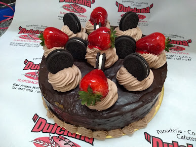 Torta de chocolate con frutillas y Oreo