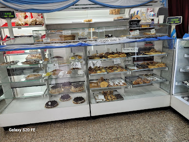 Vidriera de facturas y productos de panadería